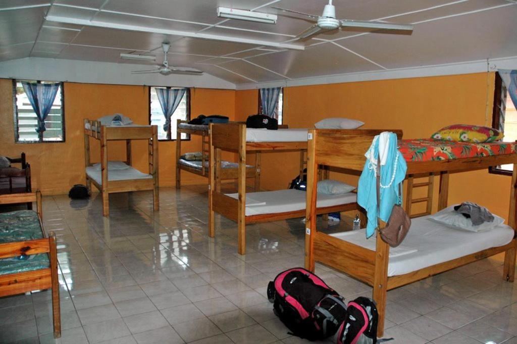 Ratu Kini Backpackers And Dive Resort Mana Island Room photo